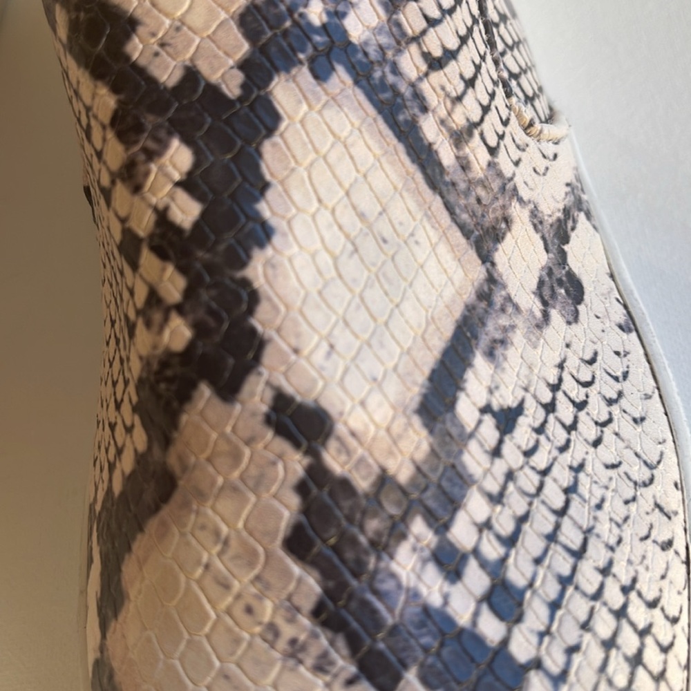 NWT STEVE MADDEN GILLS SLIP ON SNAKE SKIN PRINT SZ 9M SNEAKERS DISPLAY PAIR - Picture 5 of 12